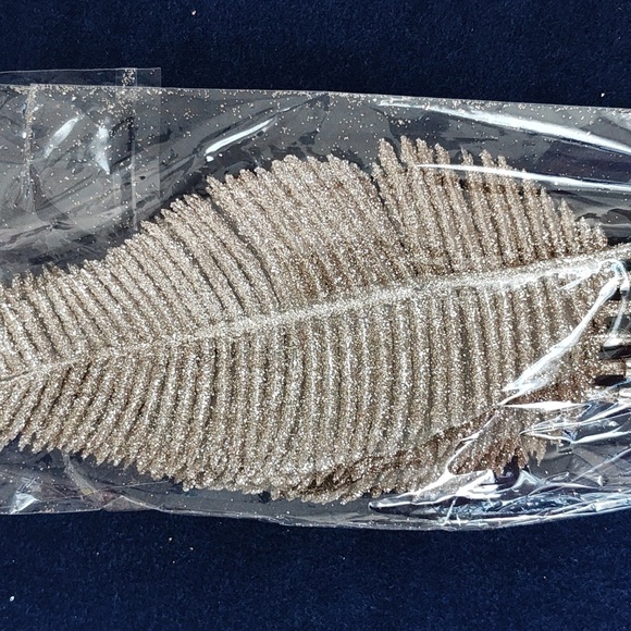 New Gold Tone Glitter Leaf Clips - Picture 6 of 7